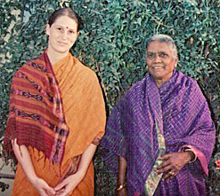 'Divya' (Eileen Weed) with Venkamma, Sathya Sai Baba's elder sister