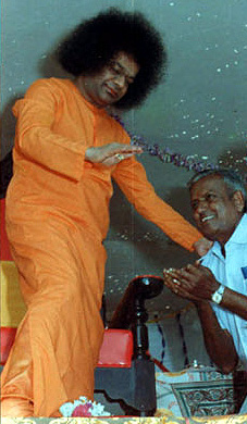 Sai Baba apparently 'materializing' a ring